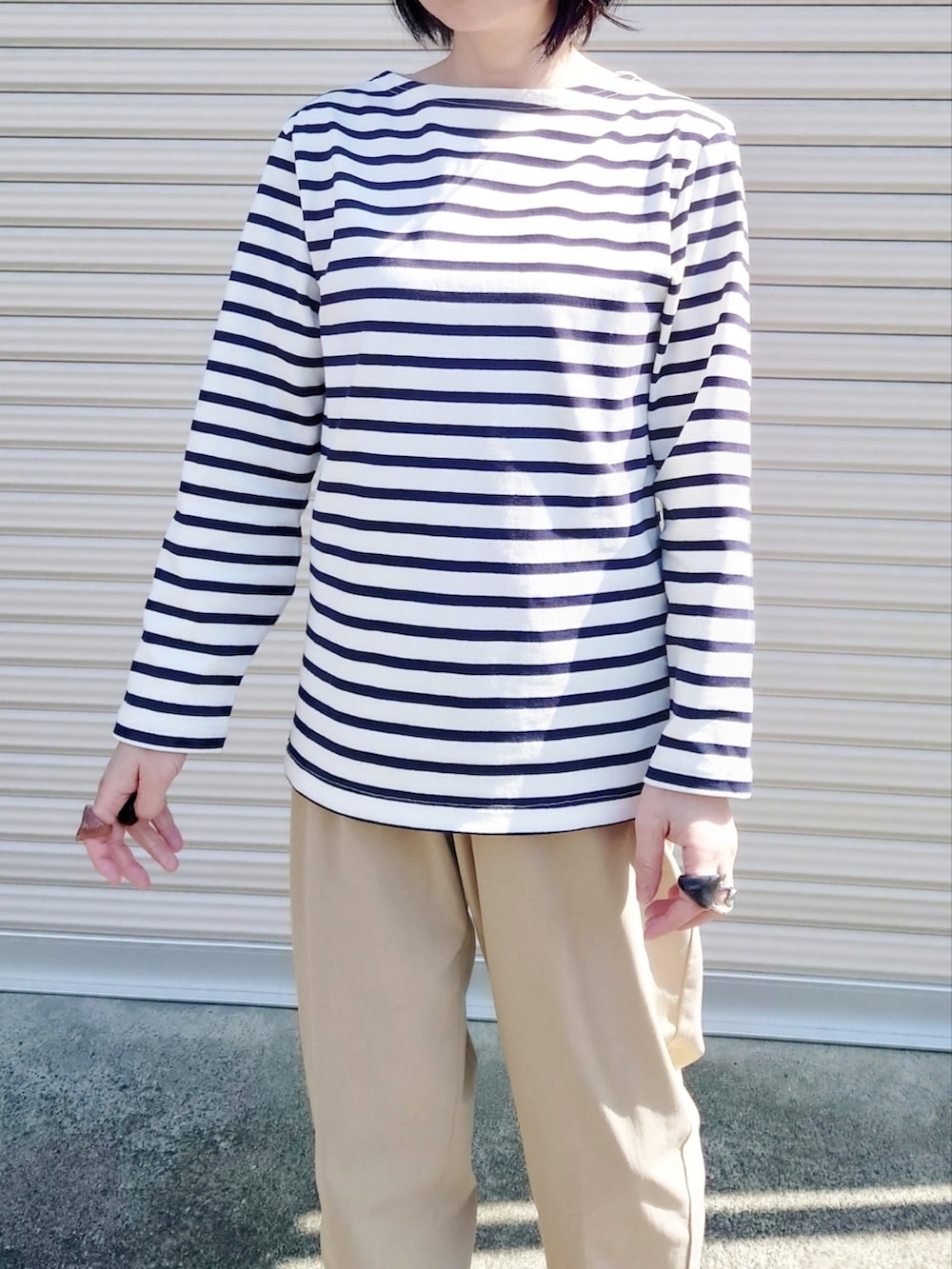 ホワイト系のTシャツ/カットソー、ブラウン系のショルダーバッグ、ブルー系のデニムジャケットを着用したレディースの春コーディネートの2枚目の写真