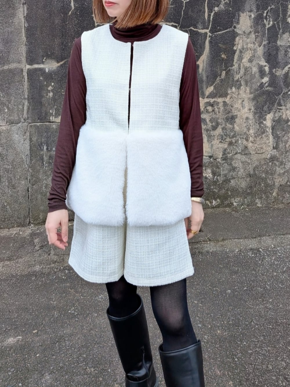 ホワイト系のTシャツ/カットソー、ホワイト系のその他パンツ、ホワイト系のバックパック/リュックを着用したレディースの秋コーディネートの4枚目の写真