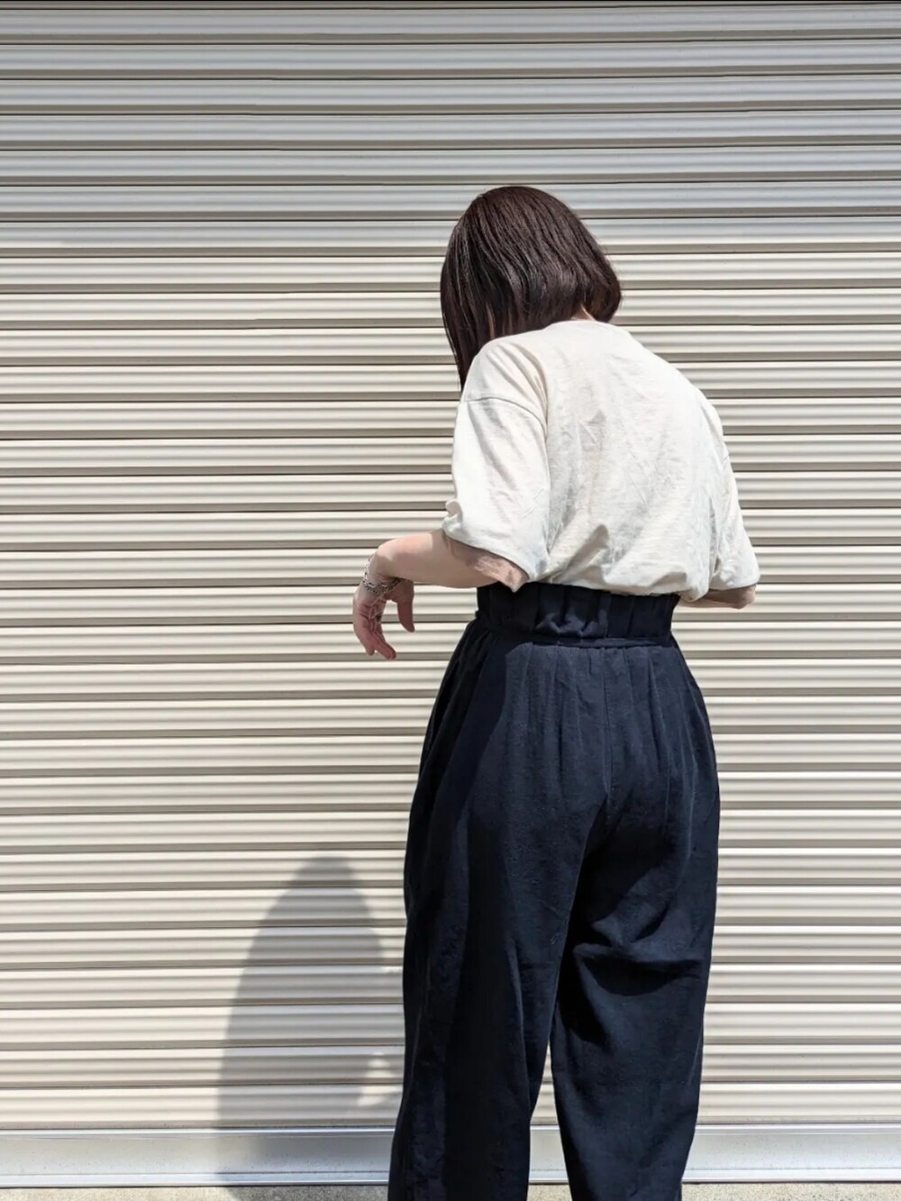 ホワイト系のTシャツ/カットソー、ピンク系のカーディガン/ボレロ、ブルー系のその他パンツを着用したレディースの夏コーディネートの3枚目の写真