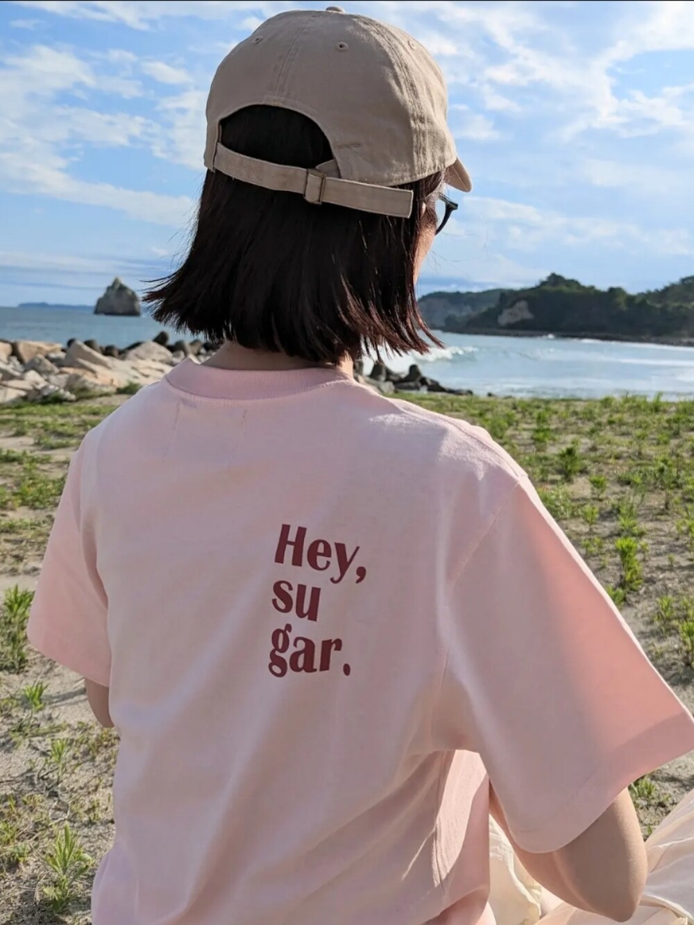 ホワイト系のカーゴパンツ、ベージュ系のショルダーバッグ、ブラウン系のサンダルを着用したレディースの夏コーディネートの3枚目の写真