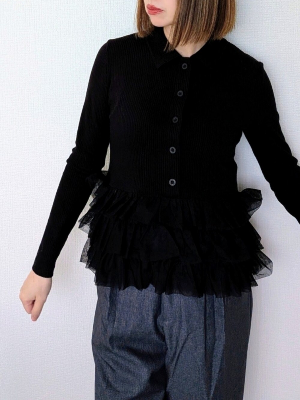 ブラック系のTシャツ/カットソー、ホワイト系のバックパック/リュック、グレー系のセットアップを着用したレディースの秋コーディネートの3枚目の写真