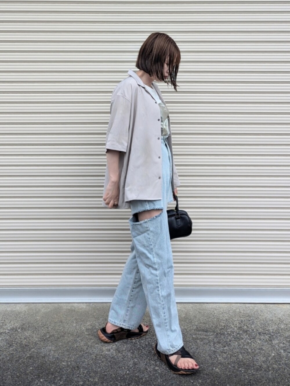 ベージュ系のシャツ/ブラウス、ホワイト系のTシャツ/カットソー、ブルー系のデニムパンツを着用したレディースの夏コーディネートの3枚目の写真