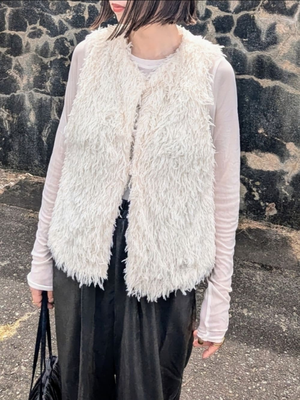 ホワイト系のベスト、ブラック系のその他パンツ、シルバー系のパンプスを着用したレディースの夏コーディネートの2枚目の写真