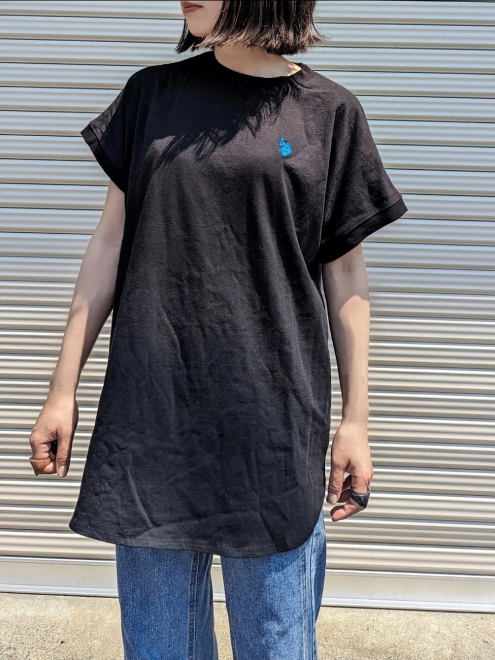 ブラック系のTシャツ/カットソー、ブルー系のデニムパンツ、ピンク系のシャツ/ブラウスを着用したレディースの夏コーディネートの2枚目の写真