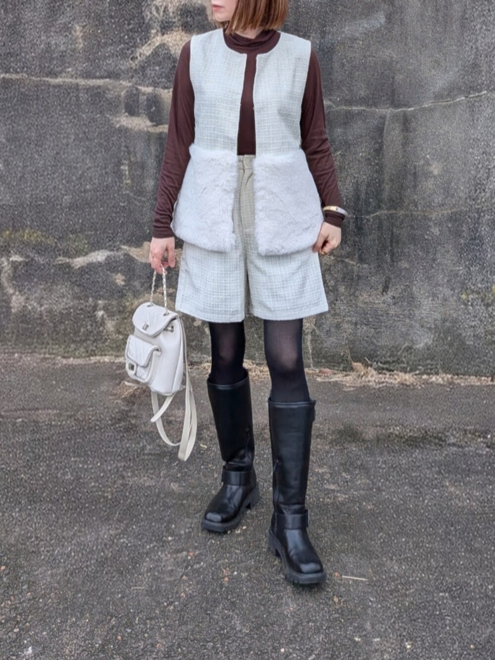 ホワイト系のTシャツ/カットソー、ホワイト系のその他パンツ、ホワイト系のバックパック/リュックを着用したレディースの秋コーディネートの2枚目の写真