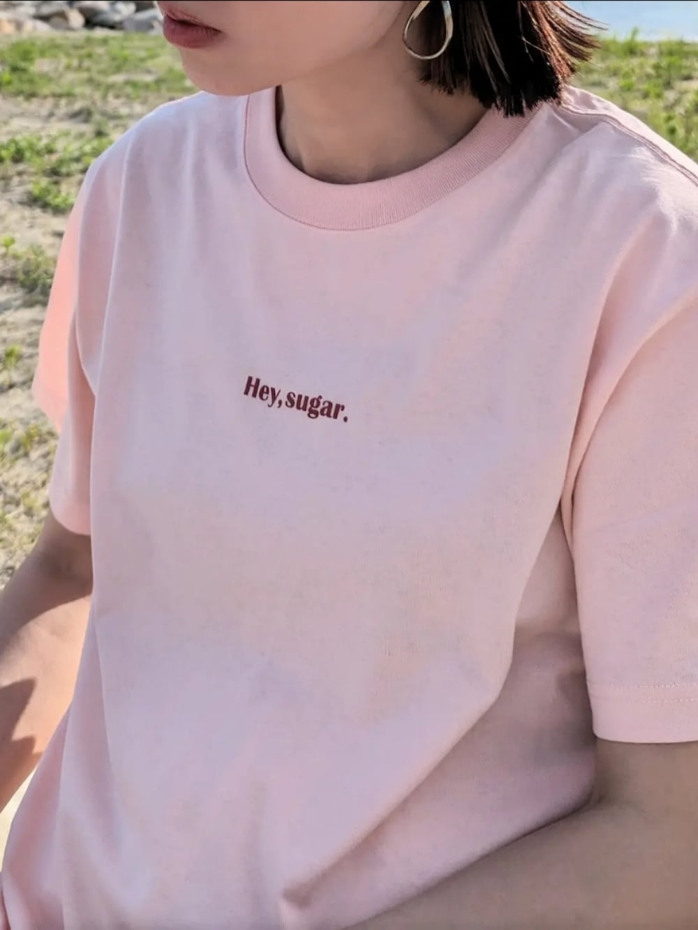 ホワイト系のカーゴパンツ、ベージュ系のショルダーバッグ、ブラウン系のサンダルを着用したレディースの夏コーディネートの4枚目の写真