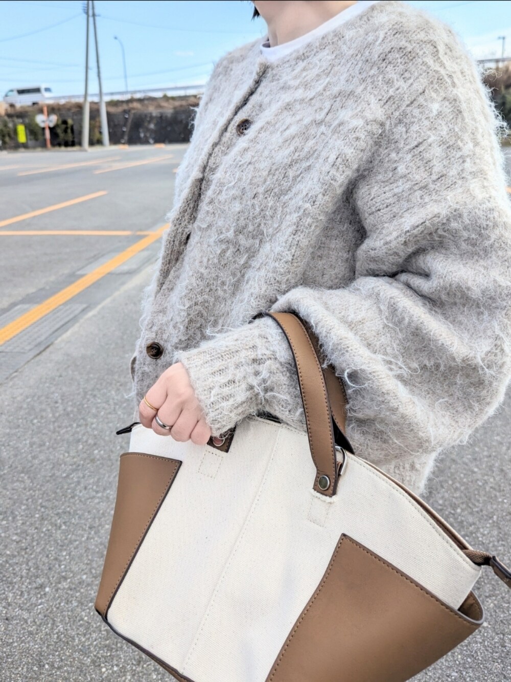 ベージュ系のカーディガン/ボレロ、ベージュ系のその他パンツ、ゴールド系のパンプスを着用したレディースの冬コーディネートの2枚目の写真