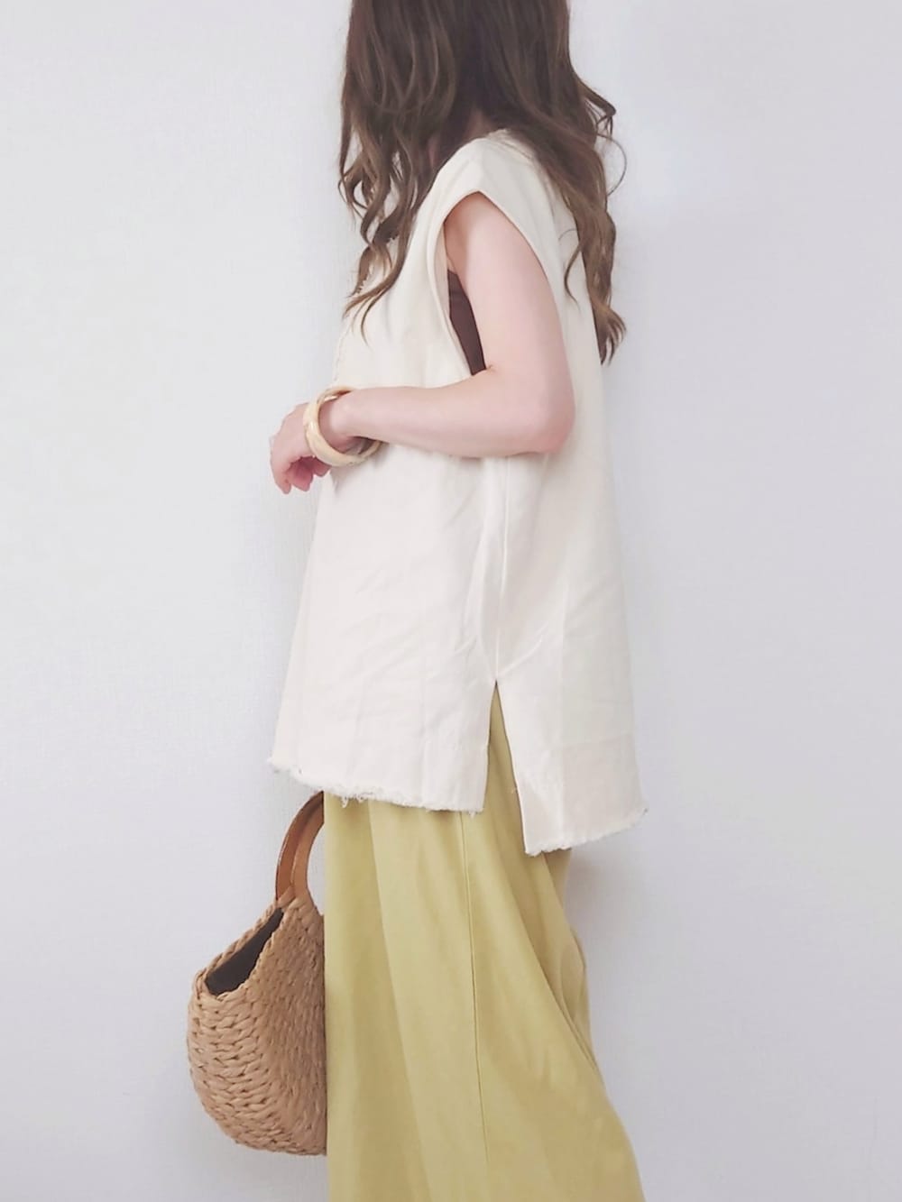 ベージュ系のベスト、ベージュ系のサンダル、シルバー系のリングを着用したレディースの夏コーディネートの2枚目の写真