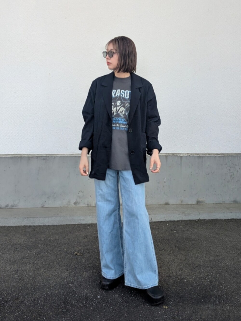 その他のTシャツ/カットソー、ブラック系のサンダル、グレー系のサングラスを着用したレディースの春コーディネートの4枚目の写真