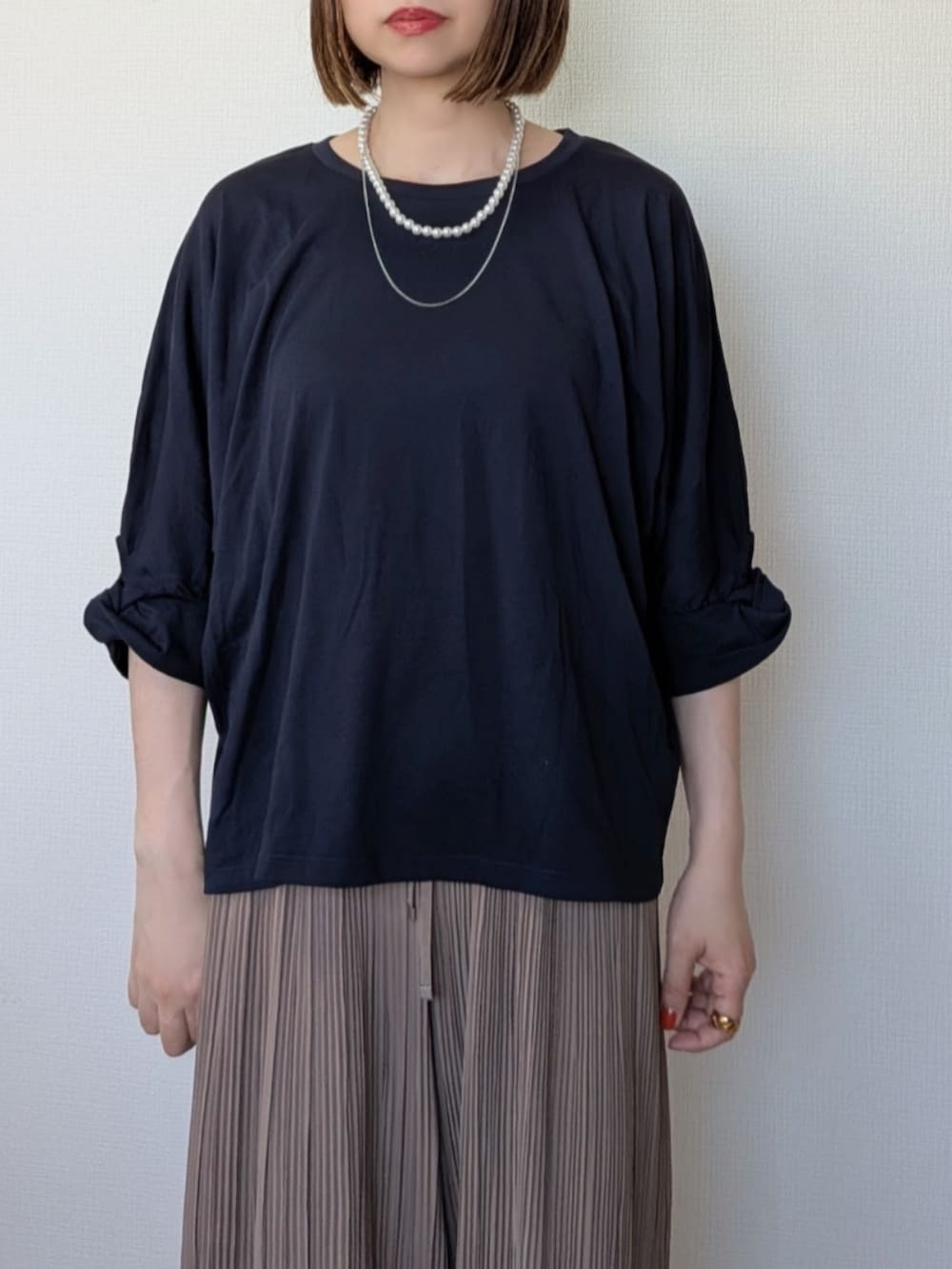 ブルー系のTシャツ/カットソー、ブラウン系のその他パンツ、ブラック系のトートバッグを着用したレディースの夏コーディネートの2枚目の写真
