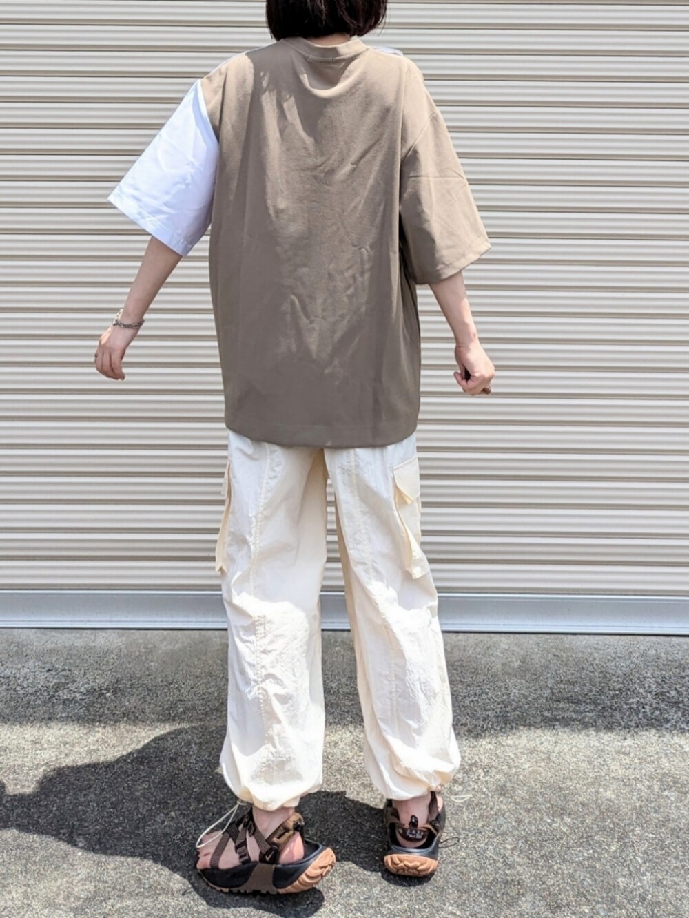 その他のTシャツ/カットソー、ホワイト系のカーゴパンツ、ブラウン系のサンダルを着用したレディースの夏コーディネートの3枚目の写真