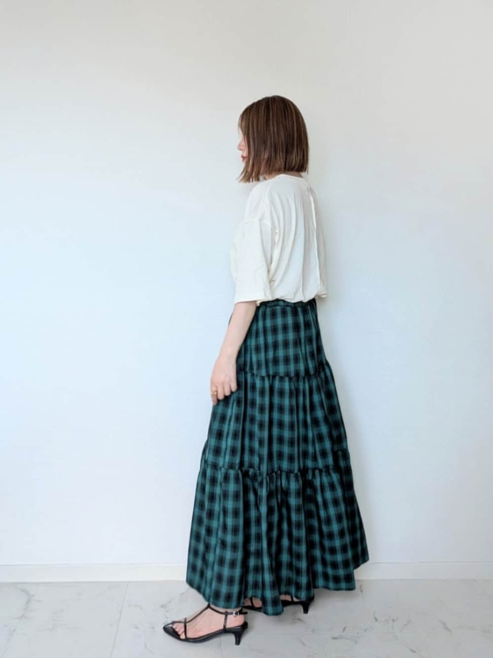 ホワイト系のTシャツ/カットソー、グレー系のショルダーバッグ、グリーン系のスカートを着用したレディースの夏コーディネートの3枚目の写真