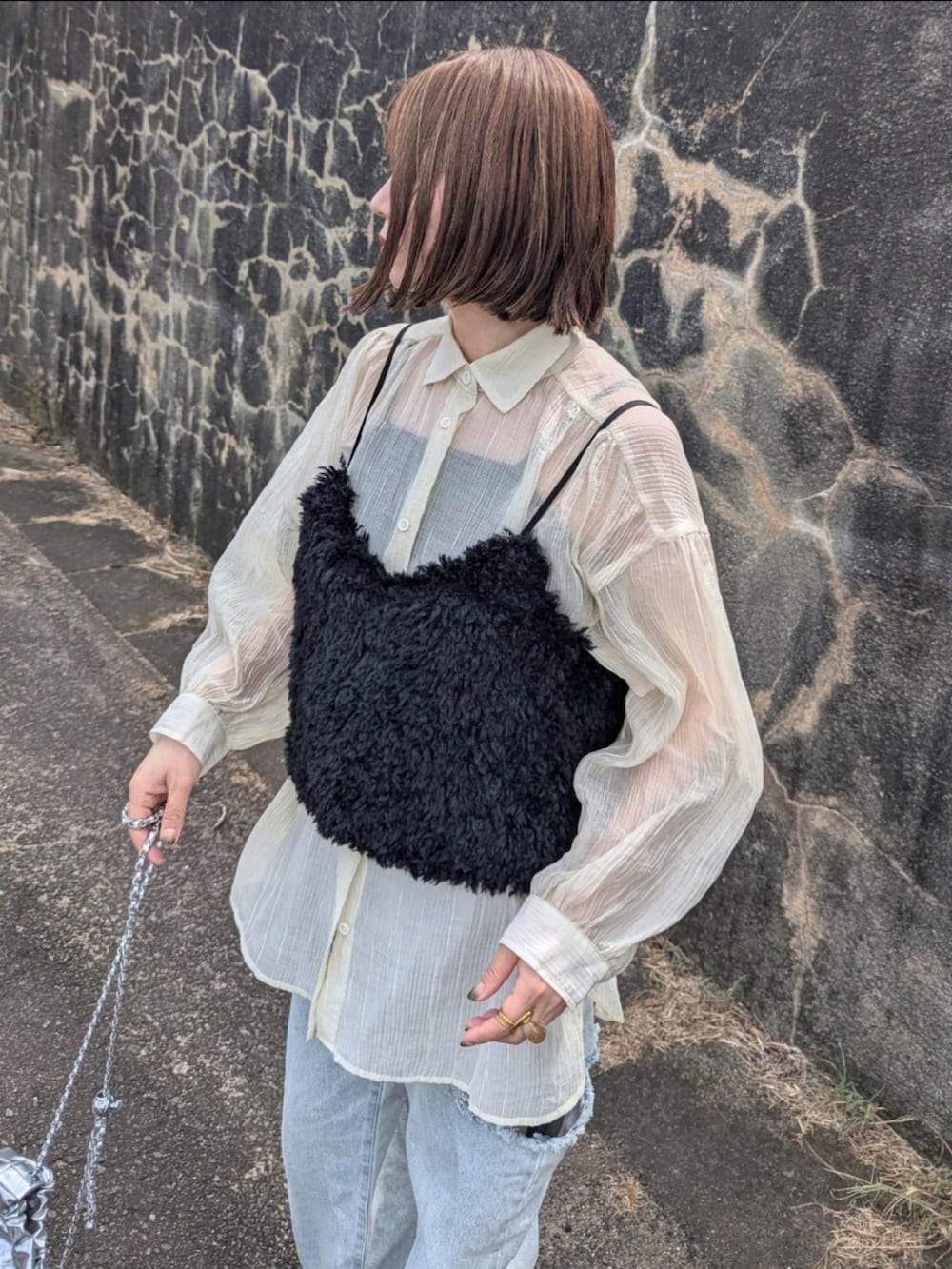 ブラック系のキャミソール、ベージュ系のシャツ/ブラウス、ブルー系のデニムパンツを着用したレディースの夏コーディネートの4枚目の写真