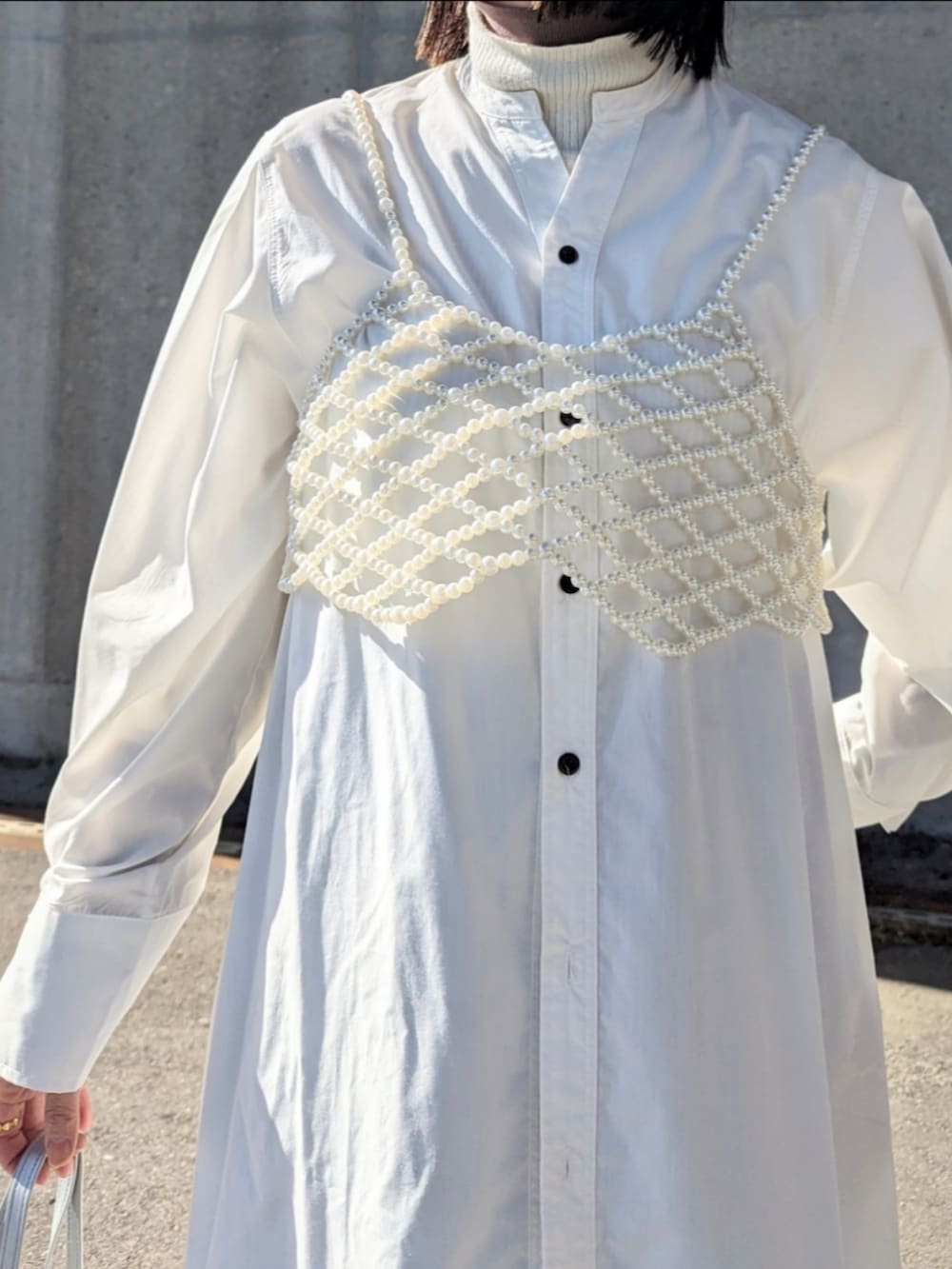 ホワイト系のベスト、ホワイト系のその他トップス、ホワイト系のニット/セーターを着用したレディースの冬コーディネートの3枚目の写真