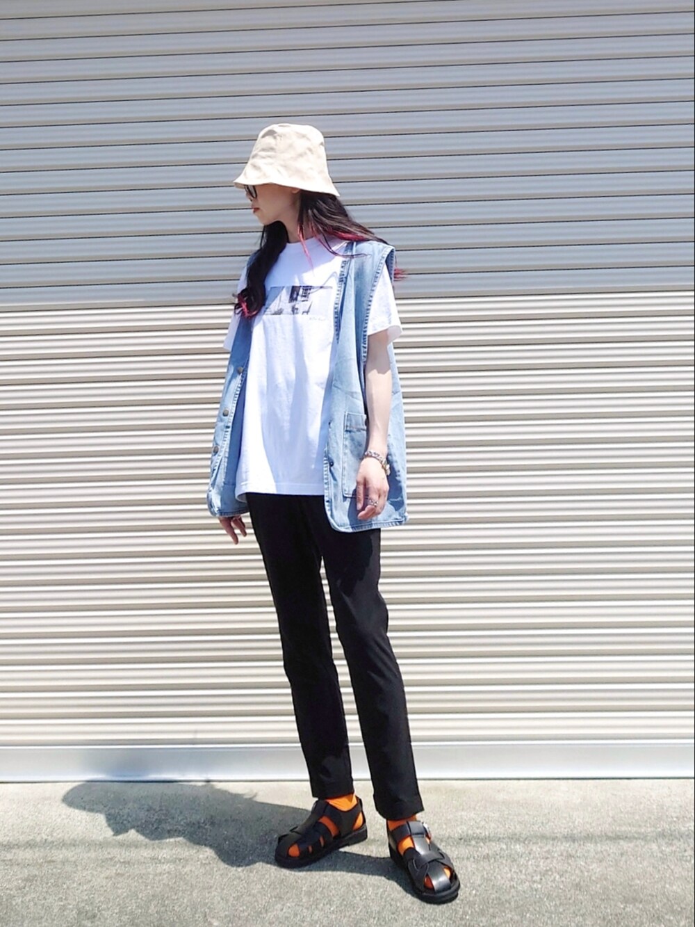 ブラック系のその他パンツ、ホワイト系のTシャツ/カットソー、ブラック系のサンダルを着用したレディースの春コーディネートの2枚目の写真