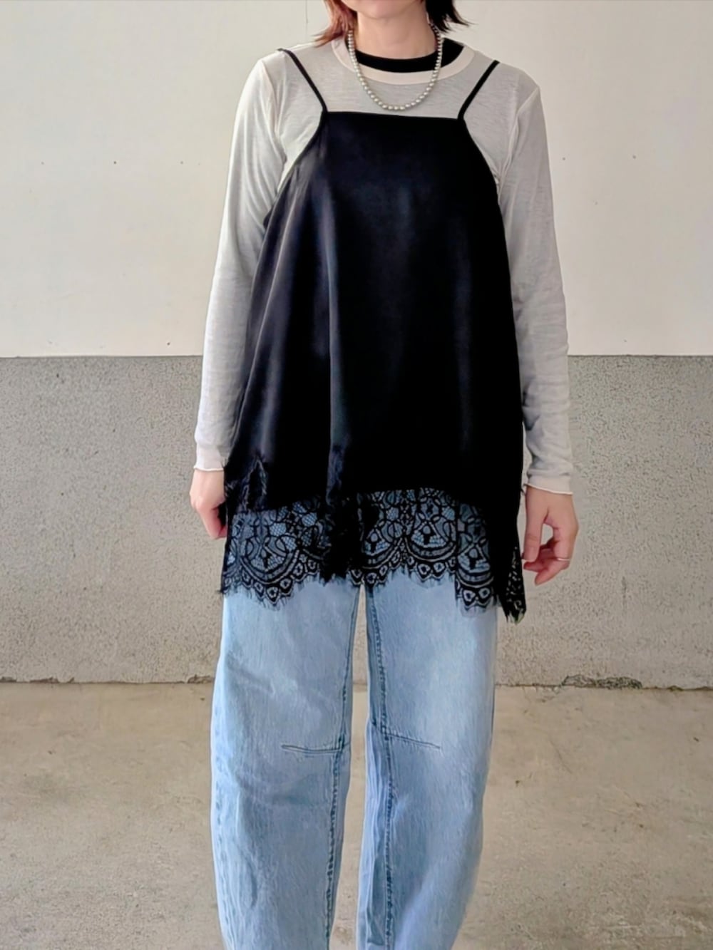 ブラック系のキャミソールを着用したレディースの春コーディネートの2枚目の写真