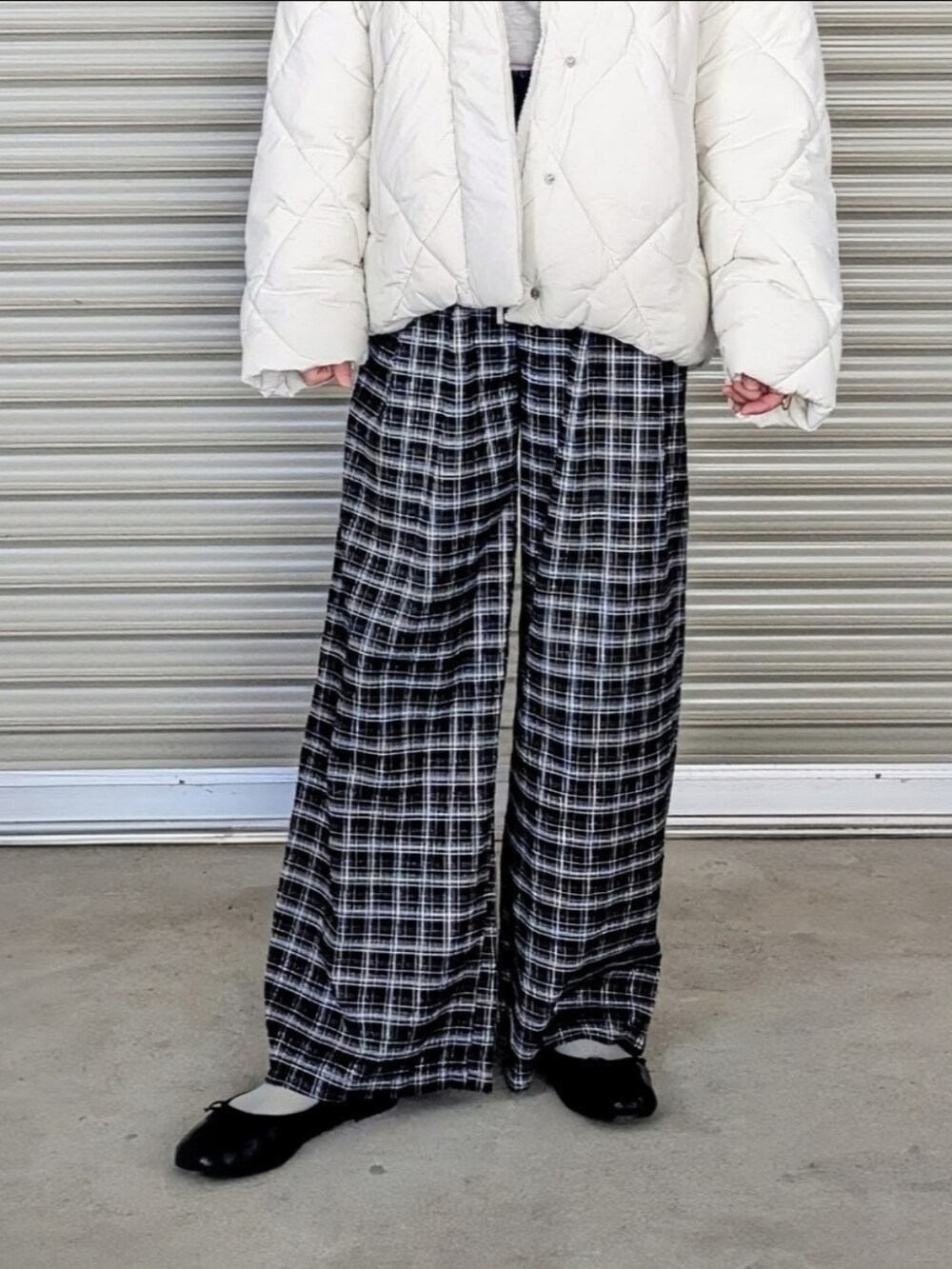 ブラック系のその他パンツ、ホワイト系のダウンジャケット/コート、ブラック系のショルダーバッグを着用したレディースの秋コーディネートの3枚目の写真