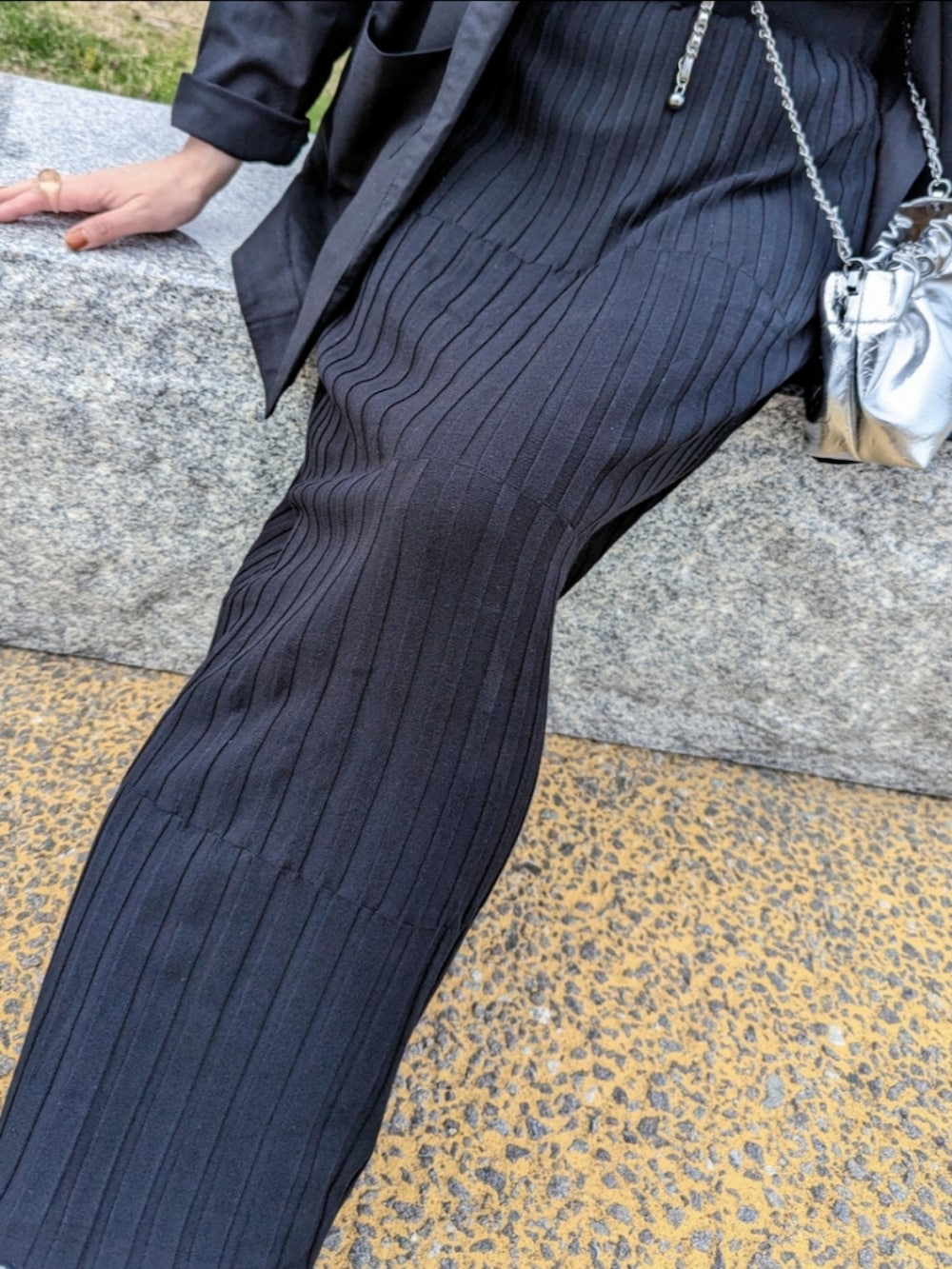 ブラック系のテーラードジャケット、ブラック系のスカート、ブラック系のTシャツ/カットソーを着用したレディースの春コーディネートの2枚目の写真