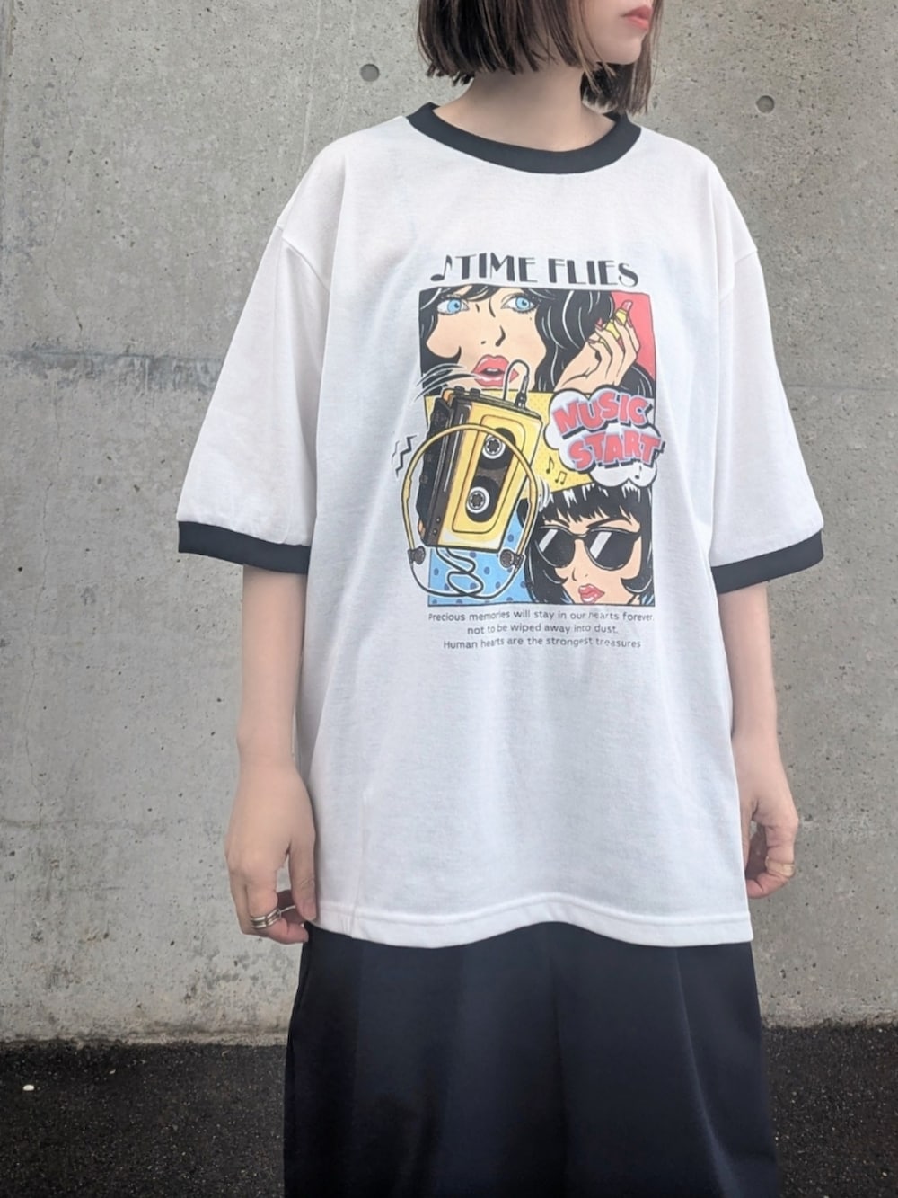 ホワイト系のTシャツ/カットソー、ブルー系のチノパンツ、シルバー系のスニーカーを着用したレディースの春コーディネートの3枚目の写真