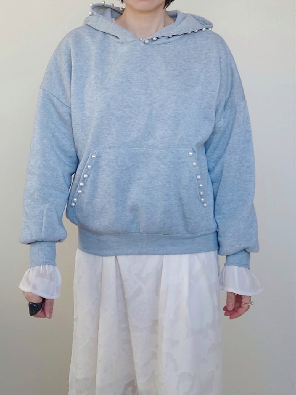 グレー系のその他トップス、ホワイト系のワンピース、ブラウン系のショルダーバッグを着用したレディースの冬コーディネートの2枚目の写真