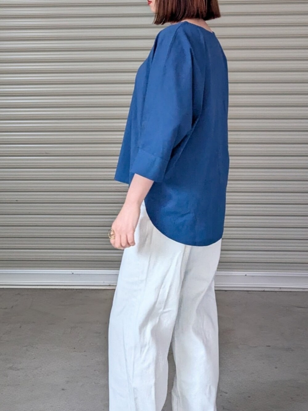 ベージュ系のブルゾン、ブルー系のTシャツ/カットソー、ブルー系のデニムパンツを着用したレディースの春コーディネートの2枚目の写真