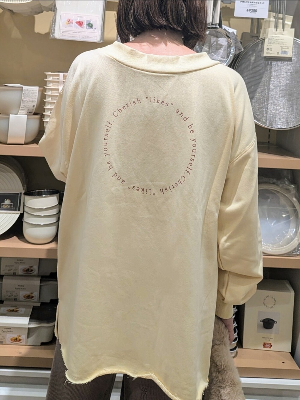 ホワイト系のスウェット、ブラウン系のその他パンツ、ベージュ系のハンドバッグを着用したレディースの秋コーディネートの3枚目の写真