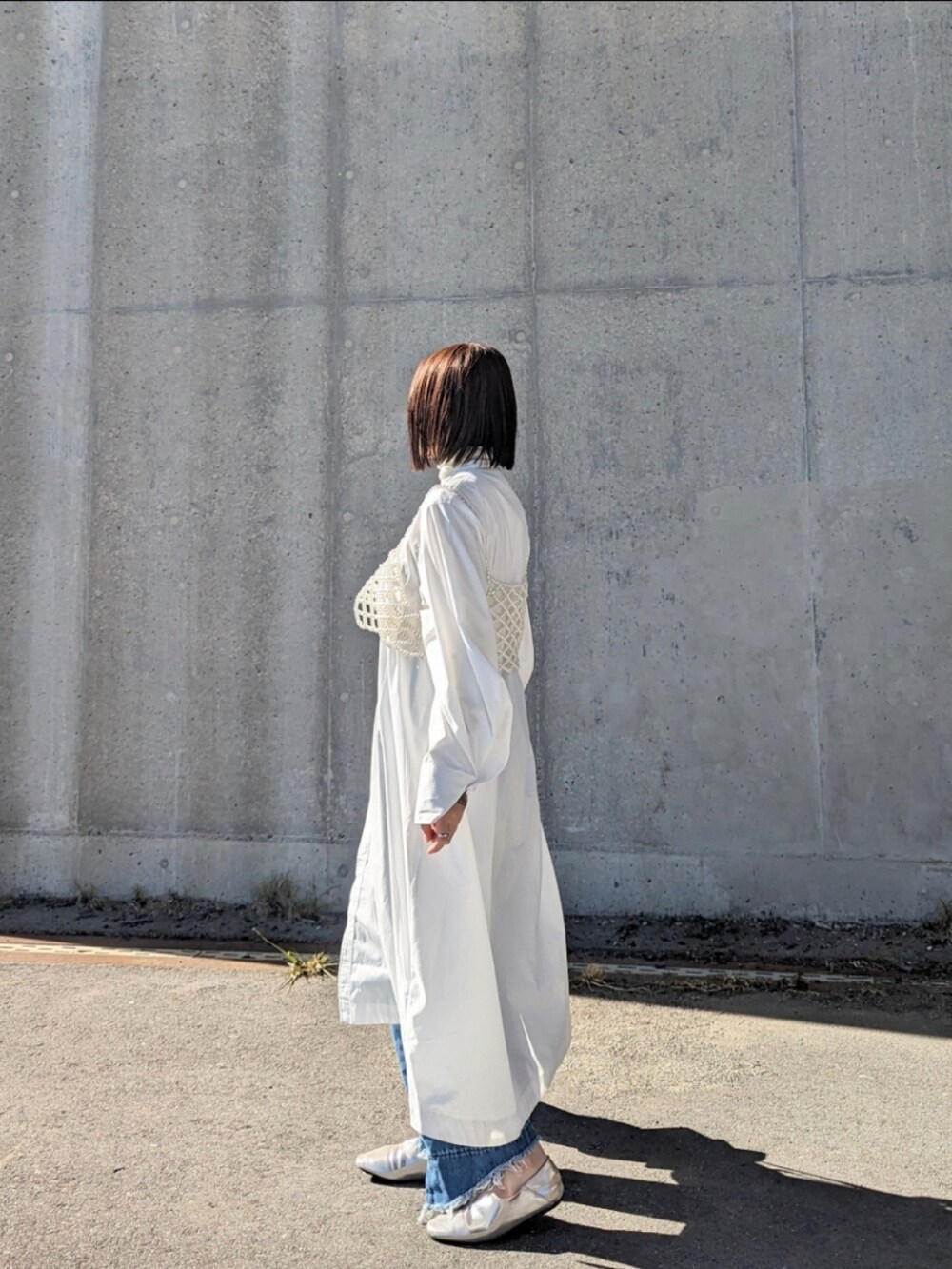 ホワイト系のベスト、ホワイト系のその他トップス、ホワイト系のニット/セーターを着用したレディースの冬コーディネートの2枚目の写真