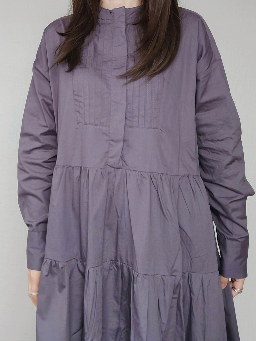 ブラック系のシャツワンピース、グリーン系のショルダーバッグ、ブラック系のブーツを着用したレディースの秋コーディネートの3枚目の写真