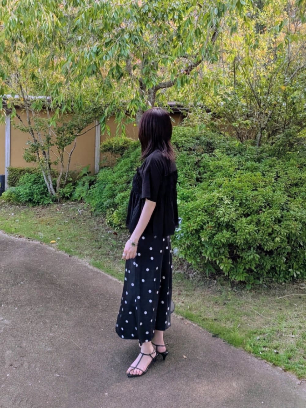 ブラック系のTシャツ/カットソーを着用したレディースの夏コーディネートの2枚目の写真