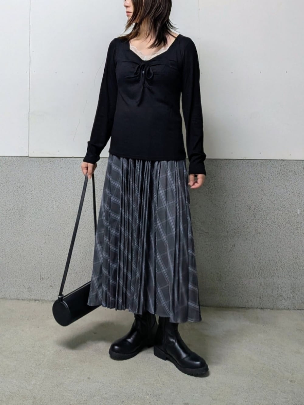 ブラック系のTシャツ/カットソーを着用したレディースの秋コーディネートの3枚目の写真