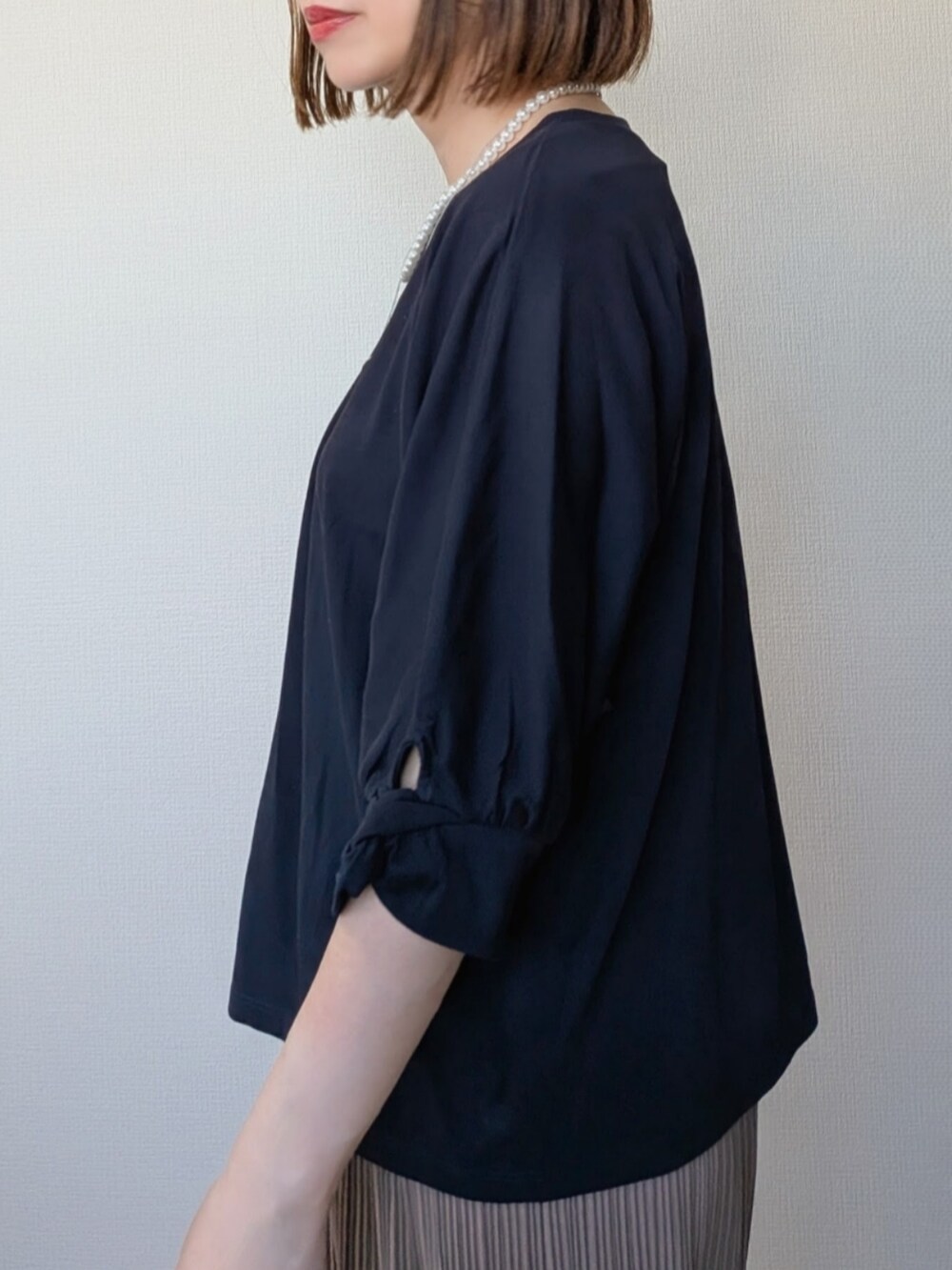 ブルー系のTシャツ/カットソー、ブラウン系のその他パンツ、ブラック系のトートバッグを着用したレディースの夏コーディネートの3枚目の写真