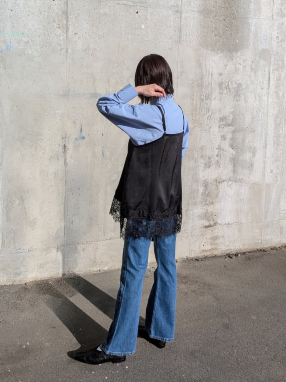 ブラック系のキャミソールを着用したレディースの春コーディネートの2枚目の写真