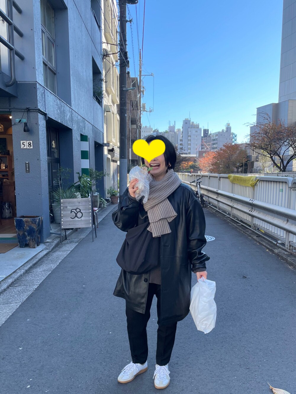 「レザージャケット、白スニーカー、低身長、低身長コーデ、低身長女子、大人カジュアル、オーバーサイズコート」｜「TODAYFULのエコレザーオーバージャケット（テーラードジャケット、ブラック系）」を使った、まーむちゃんさん（レディース・155cm）の冬コーディネートの2枚目の写真