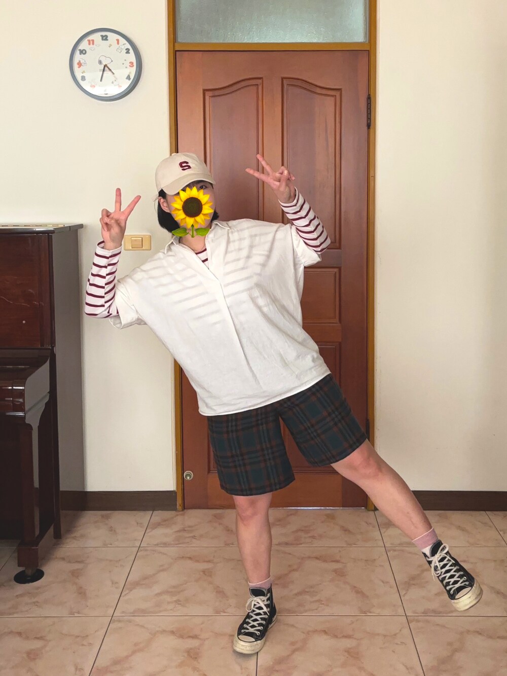 ブラック系のスニーカー、グリーン系のカーゴパンツ、ホワイト系のシャツ/ブラウスを着用したレディースの春コーディネートの3枚目の写真