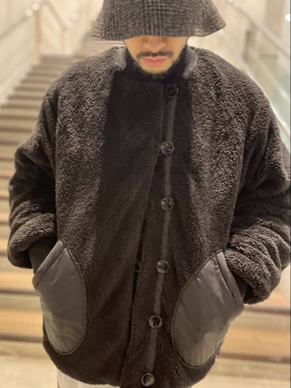 ブラック系のブルゾン、ブラック系のニット/セーター、グリーン系のソックス/靴下を着用したメンズの秋コーディネートの2枚目の写真