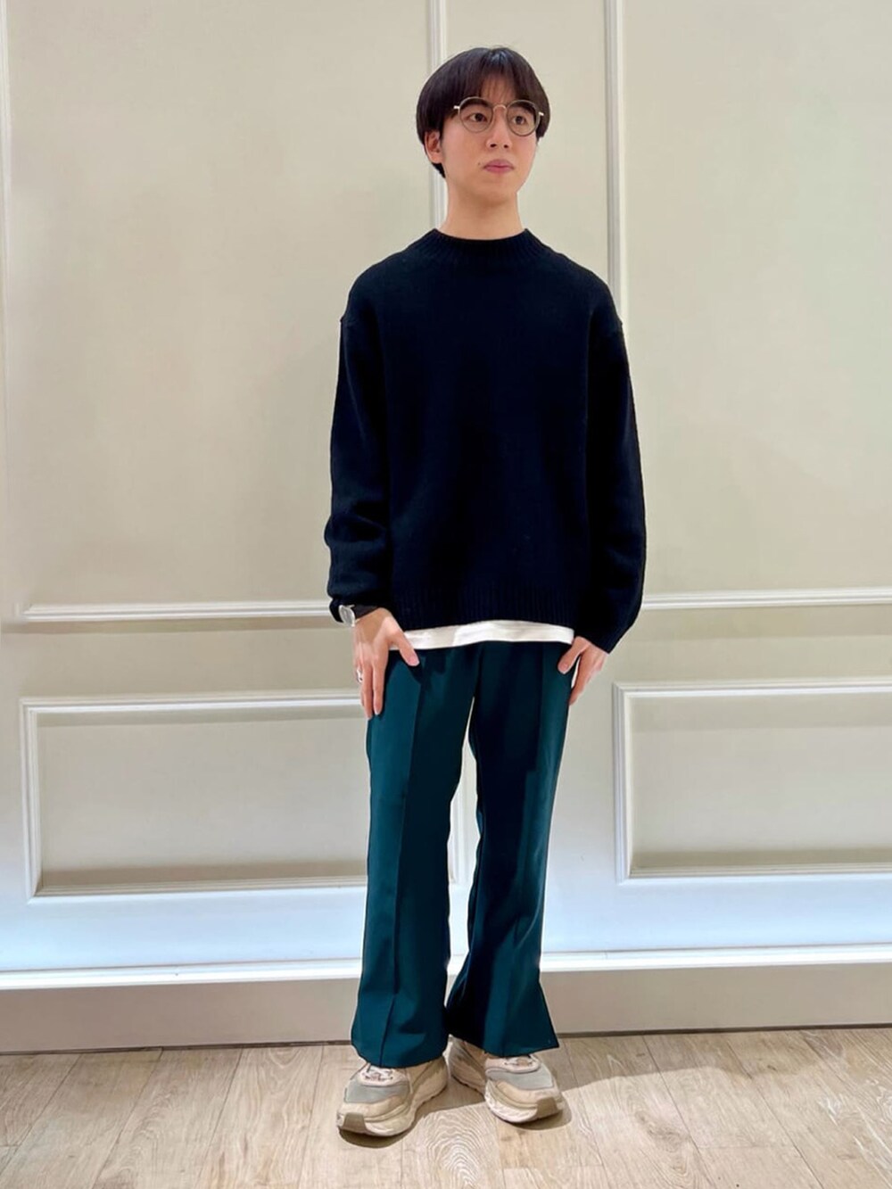 グリーン系のその他パンツ、ベージュ系のその他アウターを着用したメンズの冬コーディネートの2枚目の写真