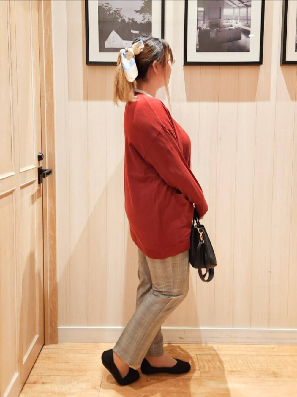 ベージュ系のシャツ/ブラウス、レッド系のカーディガン/ボレロ、グレー系のその他パンツを着用したレディースの秋コーディネートの2枚目の写真