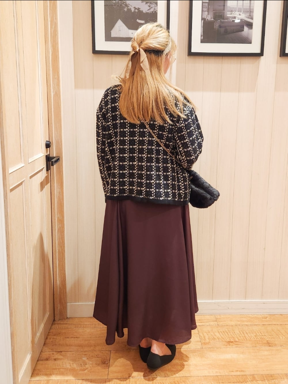 ブラック系のカーディガン/ボレロ、グレー系のTシャツ/カットソー、ブラウン系のスカートを着用したレディースの秋コーディネートの3枚目の写真