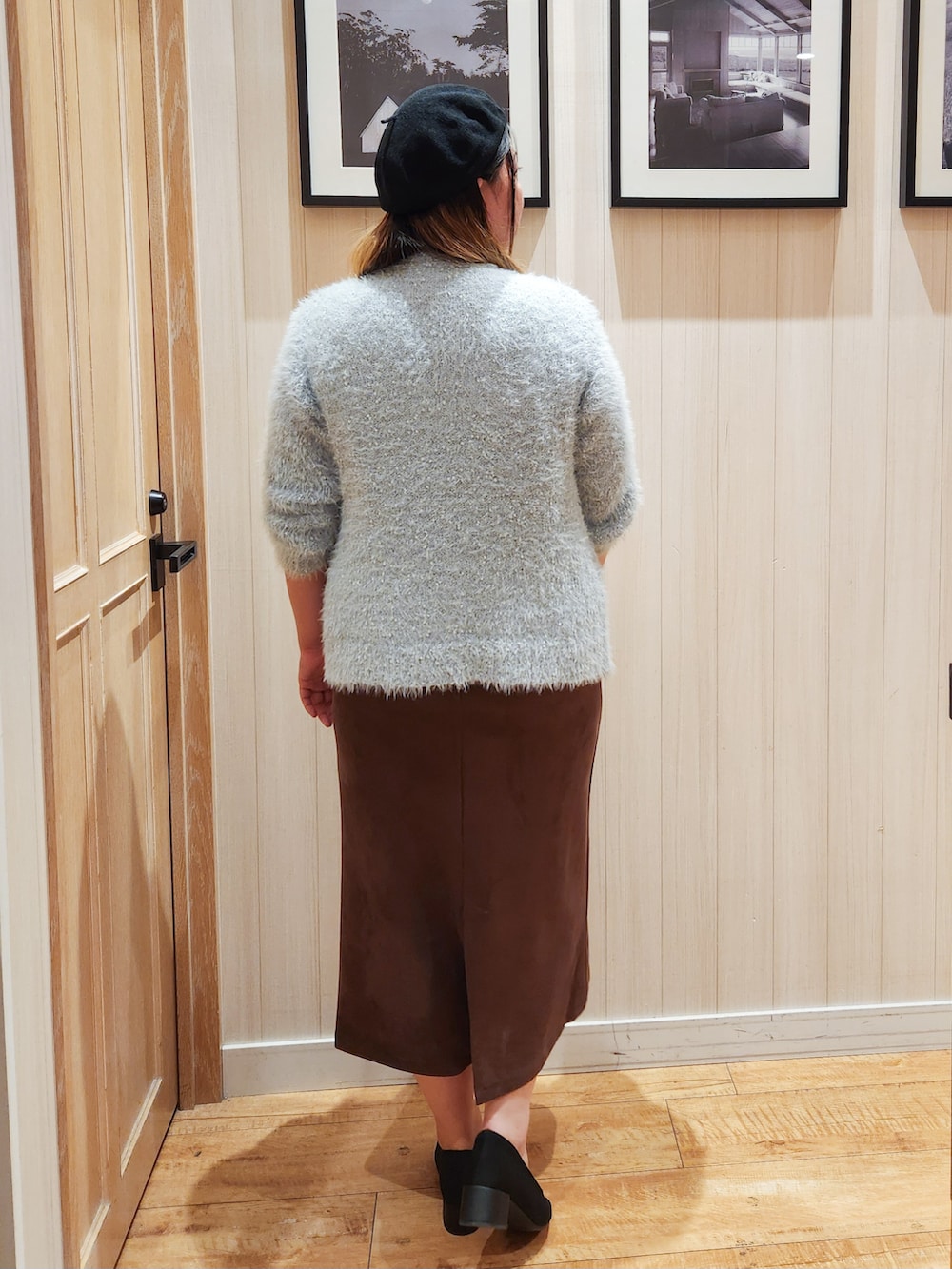 グリーン系のカーディガン/ボレロ、ホワイト系のTシャツ/カットソー、ブラウン系のスカートを着用したレディースの秋コーディネートの6枚目の写真