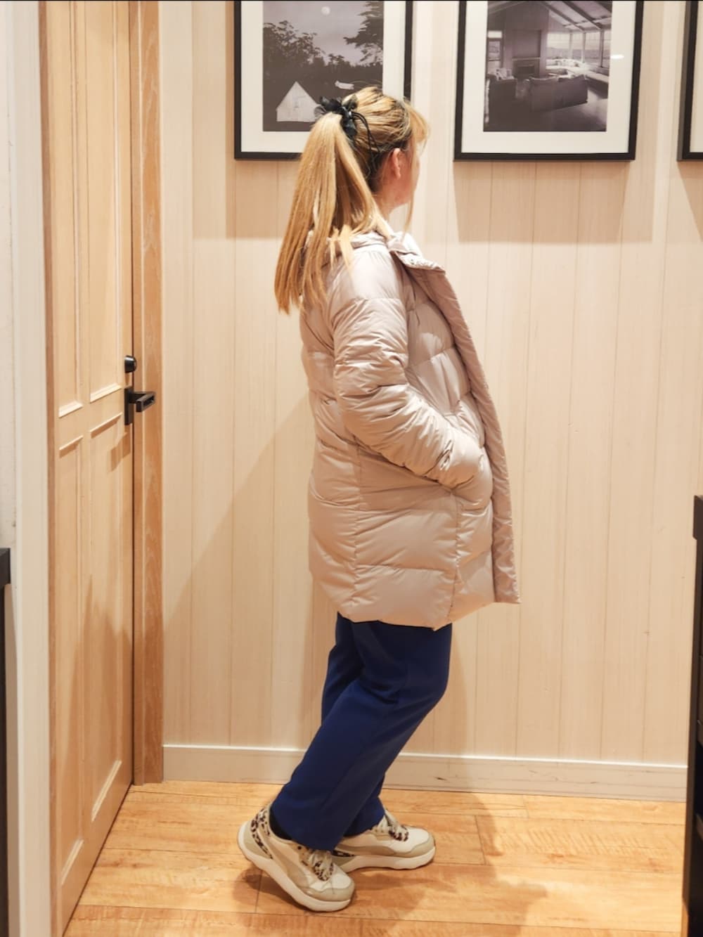 ベージュ系のニット/セーター、ベージュ系のダウンジャケット/コート、ブルー系のその他パンツを着用したレディースの冬コーディネートの2枚目の写真