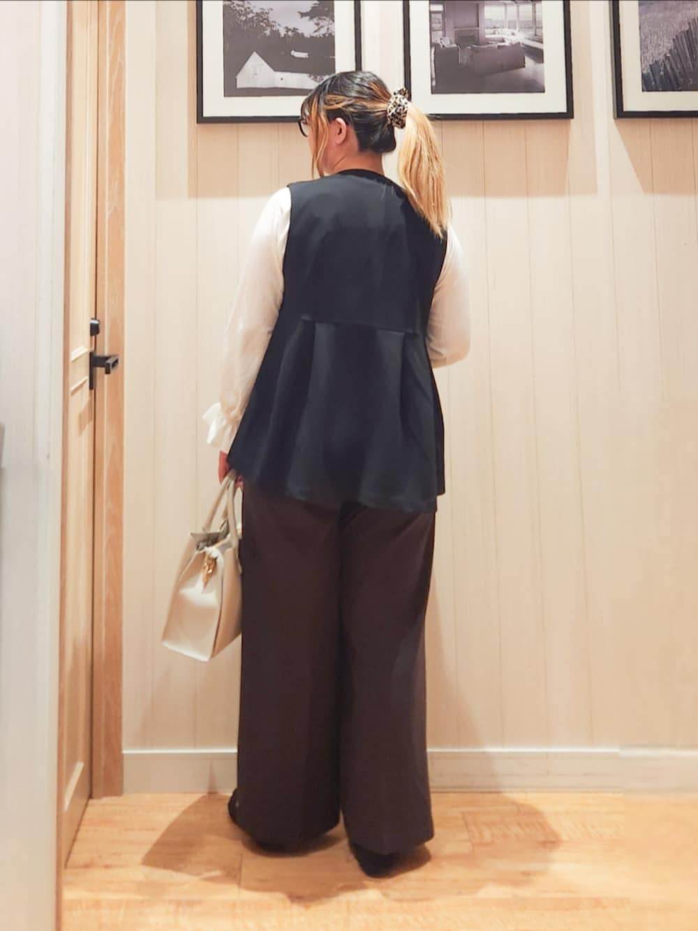 ブルー系のベスト、ホワイト系のシャツ/ブラウス、ブラウン系のその他パンツを着用したレディースの春コーディネートの3枚目の写真