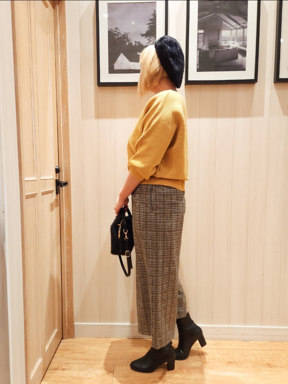 イエロー系のニット/セーター、ベージュ系のその他パンツ、ブラック系のブーツを着用したレディースの冬コーディネートの2枚目の写真