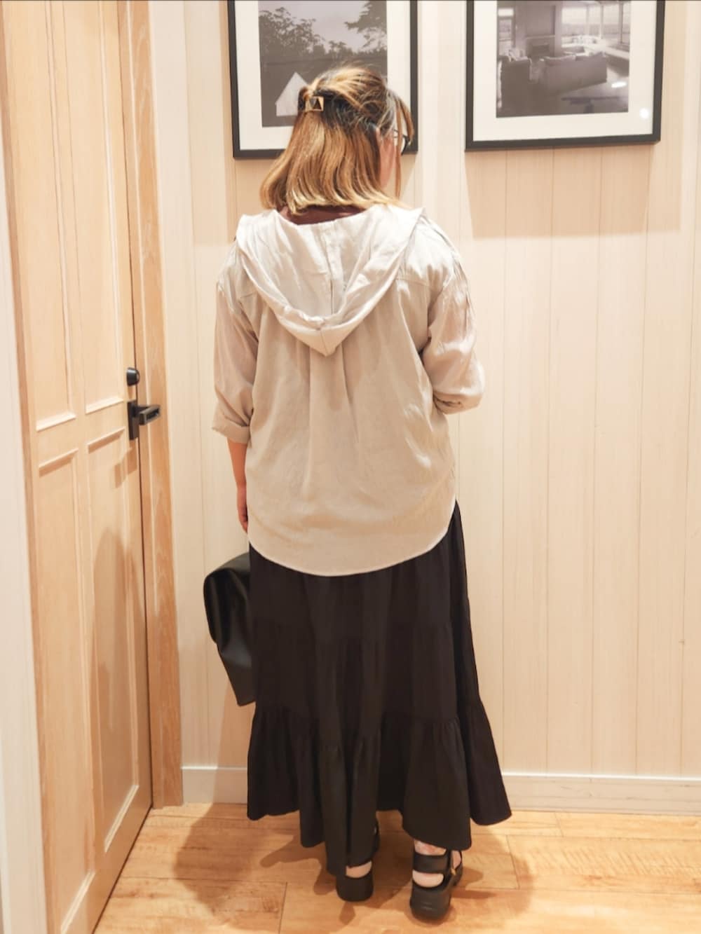 ベージュ系のシャツ/ブラウス、ブラック系のスカート、ブラック系のバックパック/リュックを着用したレディースの秋コーディネートの3枚目の写真