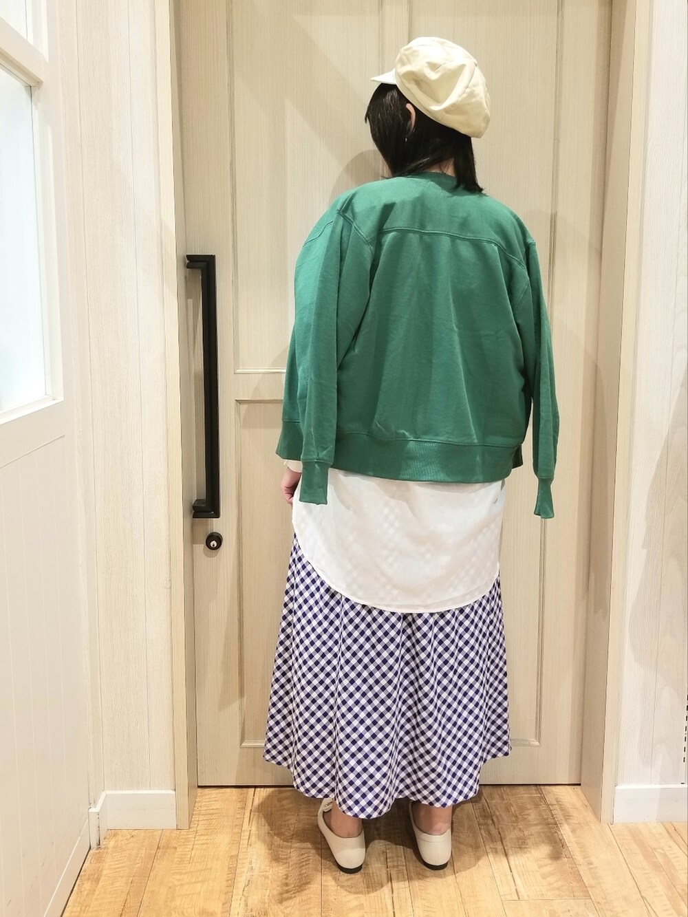 グリーン系のカーディガン/ボレロ、ホワイト系のシャツ/ブラウス、ベージュ系のトートバッグを着用したレディースの春コーディネートの4枚目の写真