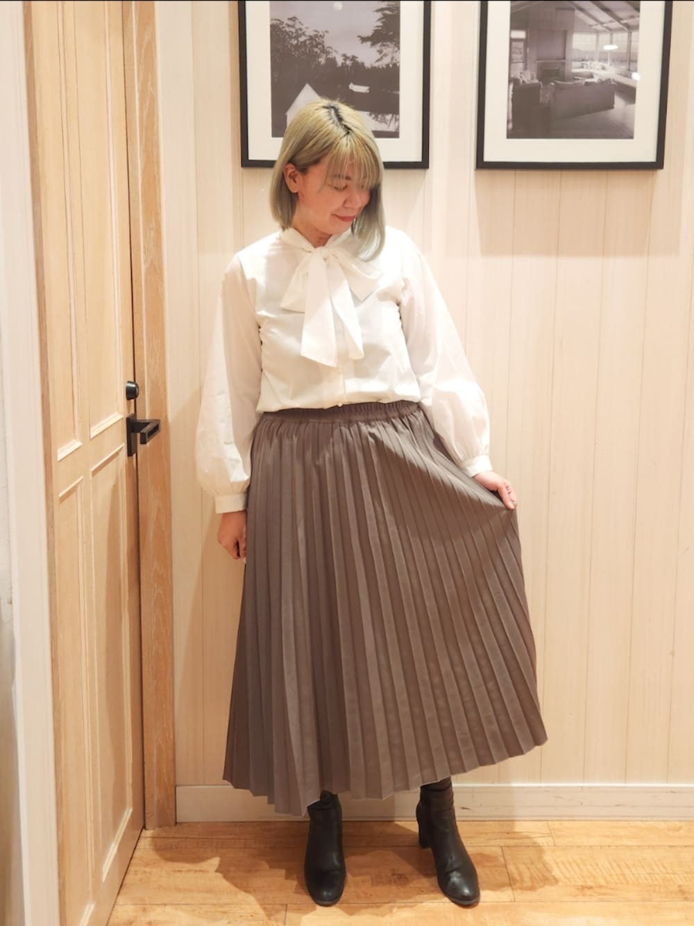 ホワイト系のシャツ/ブラウス、ブラック系のベスト、ブラウン系のスカートを着用したレディースの冬コーディネートの4枚目の写真