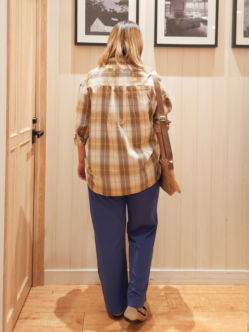 ホワイト系のTシャツ/カットソー、ベージュ系のシャツ/ブラウス、ベージュ系のパンプスを着用したレディースの秋コーディネートの3枚目の写真