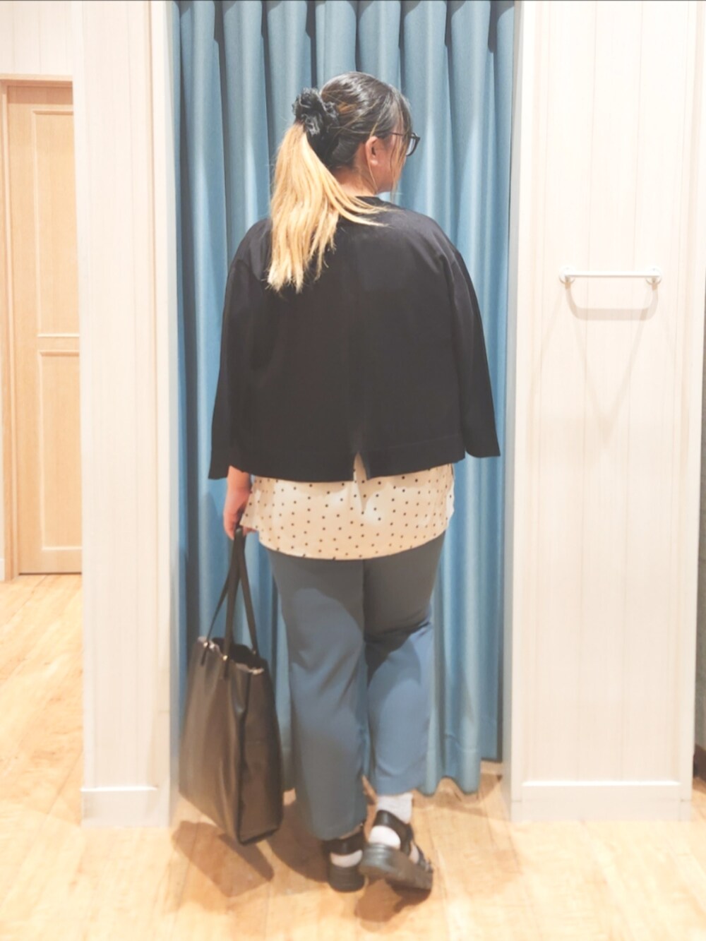 ブラック系のカーディガン/ボレロ、ベージュ系のシャツ/ブラウス、グリーン系のその他パンツを着用したレディースの夏コーディネートの3枚目の写真