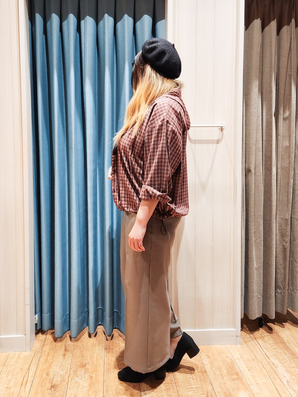 レッド系のシャツ/ブラウス、ホワイト系のTシャツ/カットソー、ベージュ系のその他パンツを着用したレディースの秋コーディネートの5枚目の写真