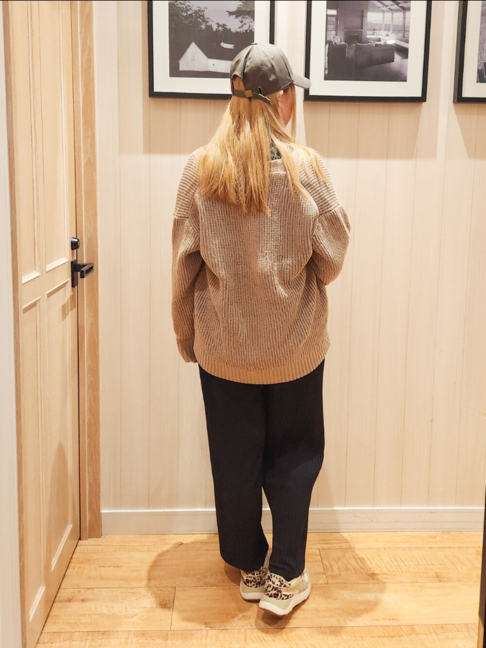 ベージュ系のカーディガン/ボレロ、ブラック系のTシャツ/カットソー、ブラック系のその他パンツを着用したレディースの秋コーディネートの3枚目の写真