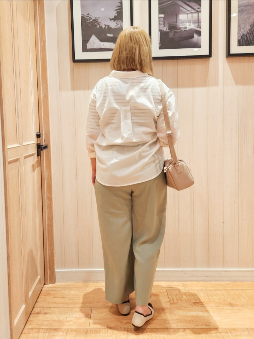 ホワイト系のシャツ/ブラウス、ホワイト系のTシャツ/カットソー、グリーン系のその他パンツを着用したレディースの春コーディネートの3枚目の写真